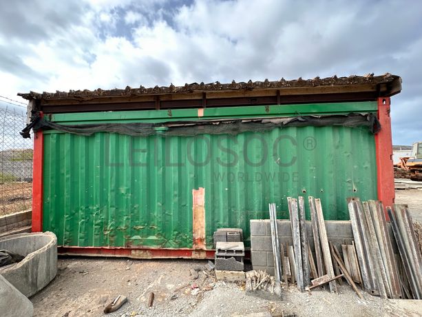 Contentor marítimo com stock de materiais diversos