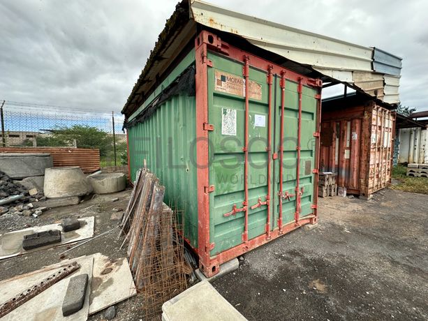 Contentor marítimo com stock de materiais diversos