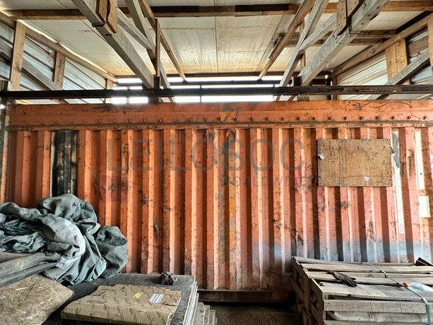 Contentor marítimo com stock de chapas metálicas