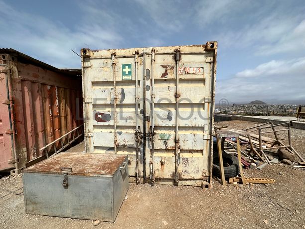 Contentor de obra com 6 metros de comprimento