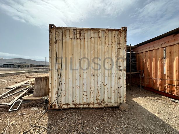 Contentor de obra com 6 metros de comprimento