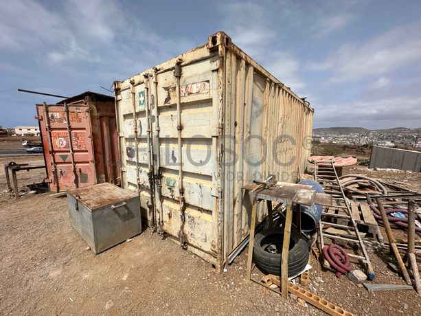 Contentor de obra com 6 metros de comprimento