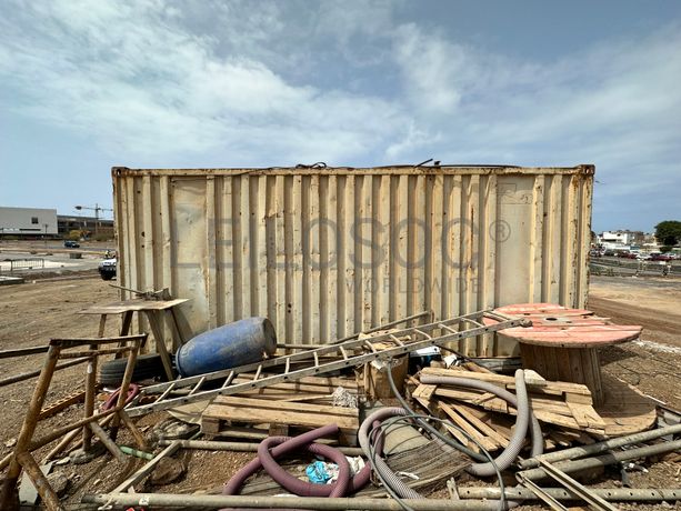 Contentor de obra com 6 metros de comprimento