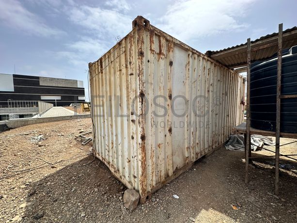 Contentor de obra com 6 metros de comprimento