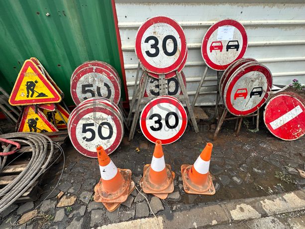 Sinais de transito extintores e materiais.