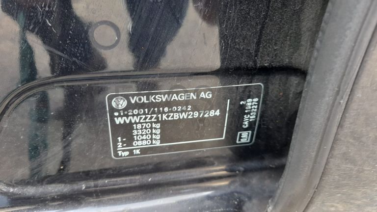 Volkswagen Golf 1.6 TDI · Ano 2011