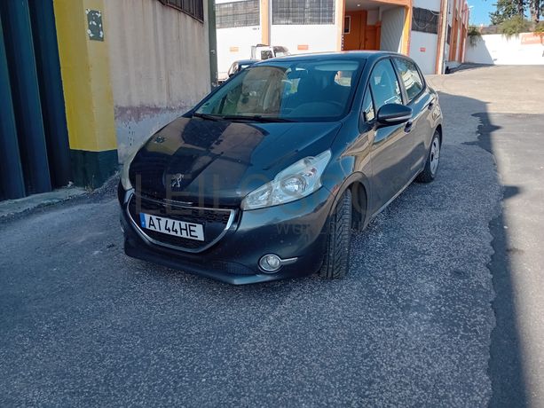 Peugeot 208 · Ano 2012
