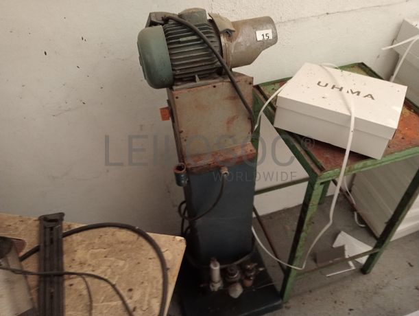 Forno + Máquina de costura + Máquina de rentilhar palmilhas + Máquina de cintar caixas