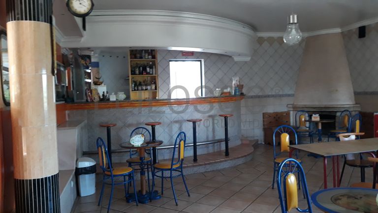 Edifício de 3 pisos com esplanada e estacionamento · Leiria