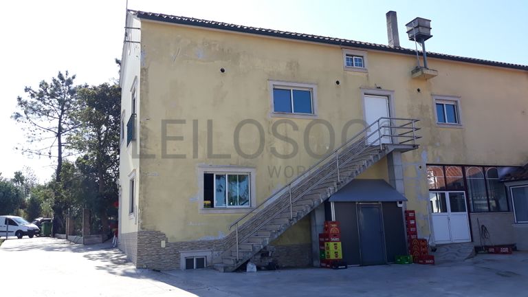 Edifício de 3 pisos com esplanada e estacionamento · Leiria