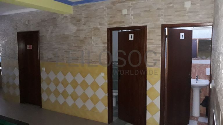 Edifício de 3 pisos com esplanada e estacionamento · Leiria