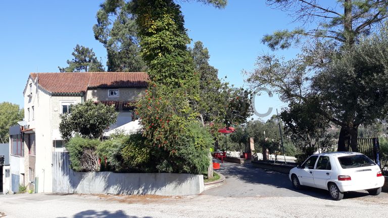 Edifício de 3 pisos com esplanada e estacionamento · Leiria