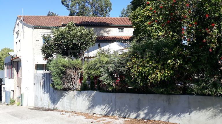 Edifício de 3 pisos com esplanada e estacionamento · Leiria