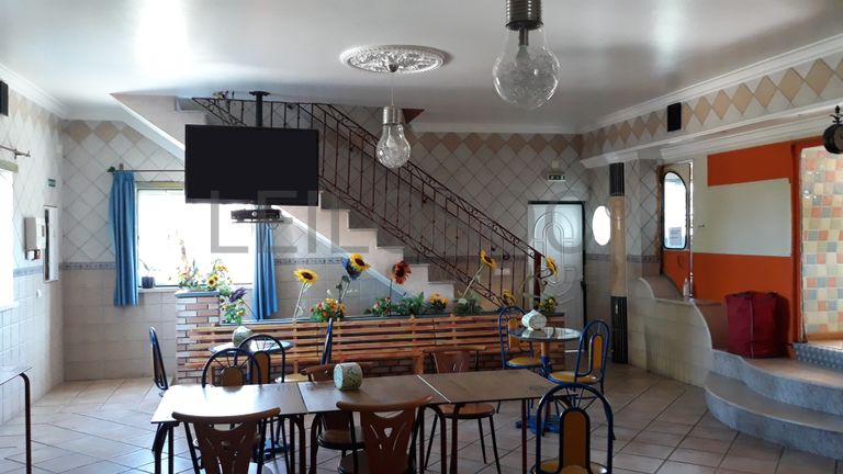 Edifício de 3 pisos com esplanada e estacionamento · Leiria