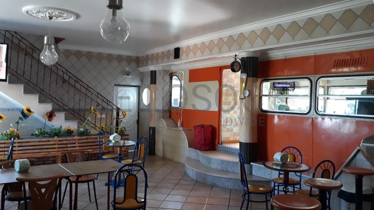 Edifício de 3 pisos com esplanada e estacionamento · Leiria