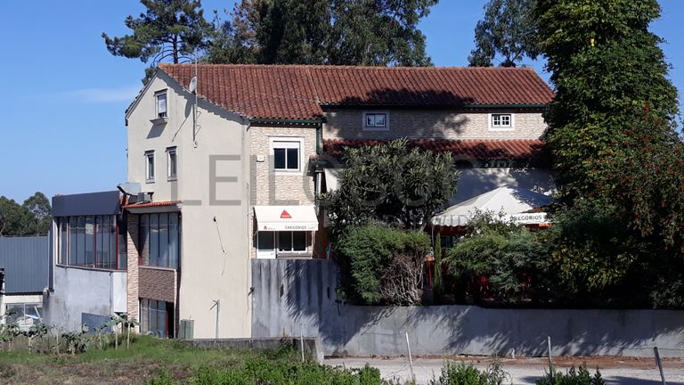 Edifício de 3 pisos com esplanada e estacionamento · Leiria