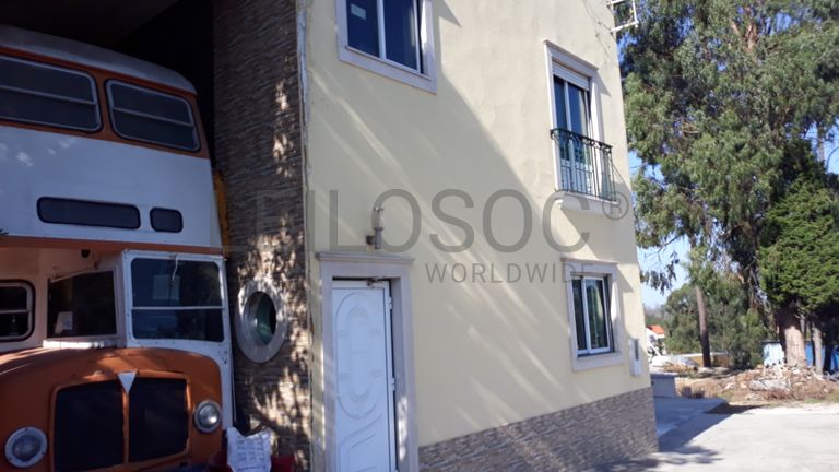 Edifício de 3 pisos com esplanada e estacionamento · Leiria