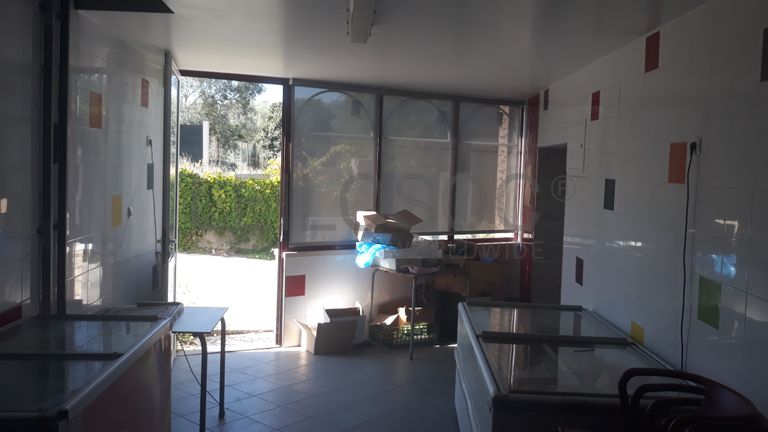 Edifício de 3 pisos com esplanada e estacionamento · Leiria