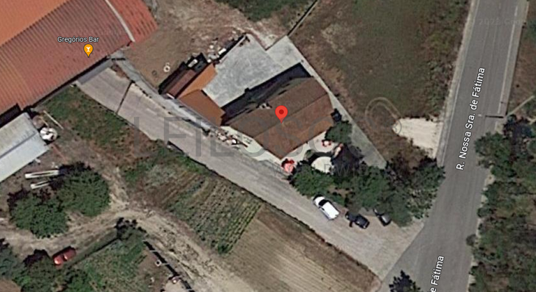 Edifício de 3 pisos com esplanada e estacionamento · Leiria