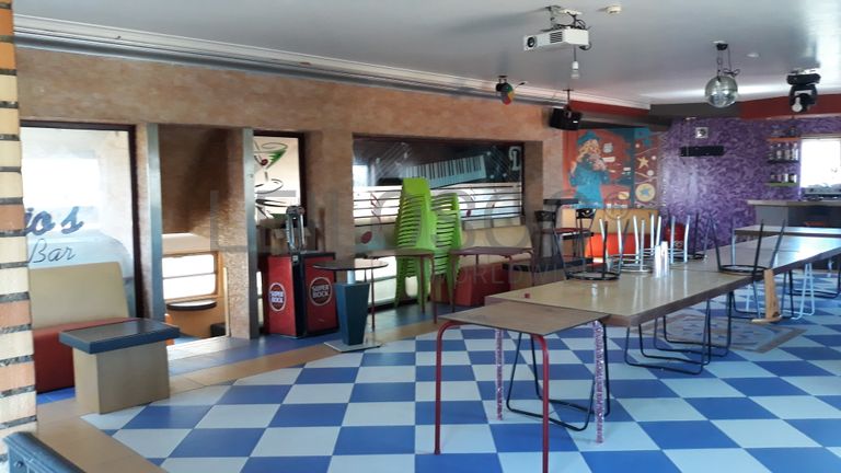 Edifício de 3 pisos com esplanada e estacionamento · Leiria