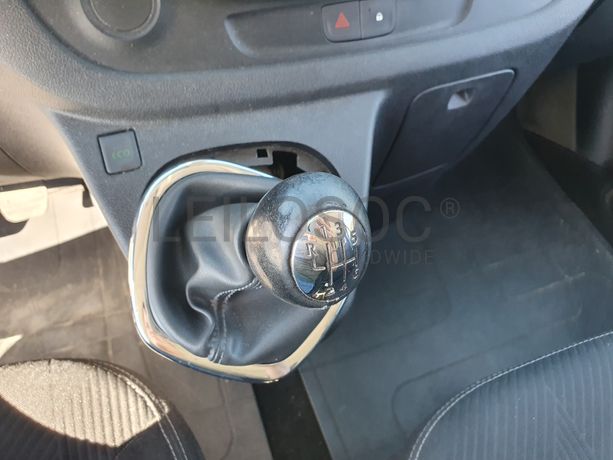 Renault Trafic 1.6 DCI · Ano 2015