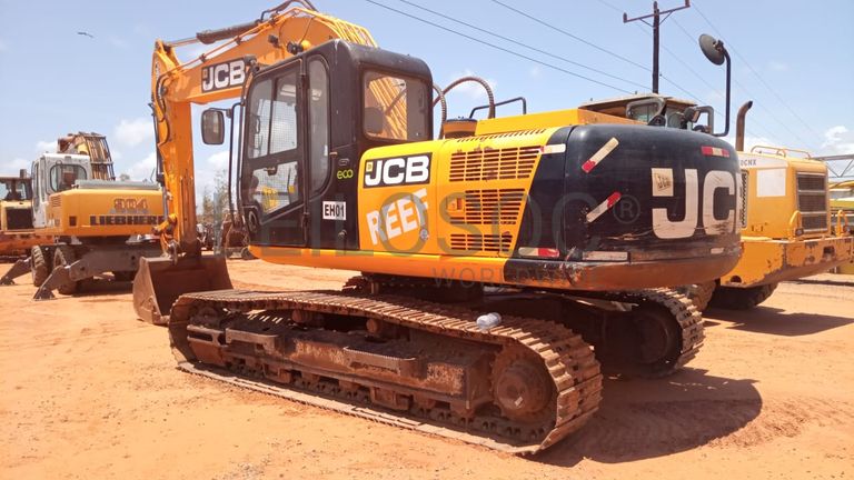 Escavadeira JCB modelo JS205LC