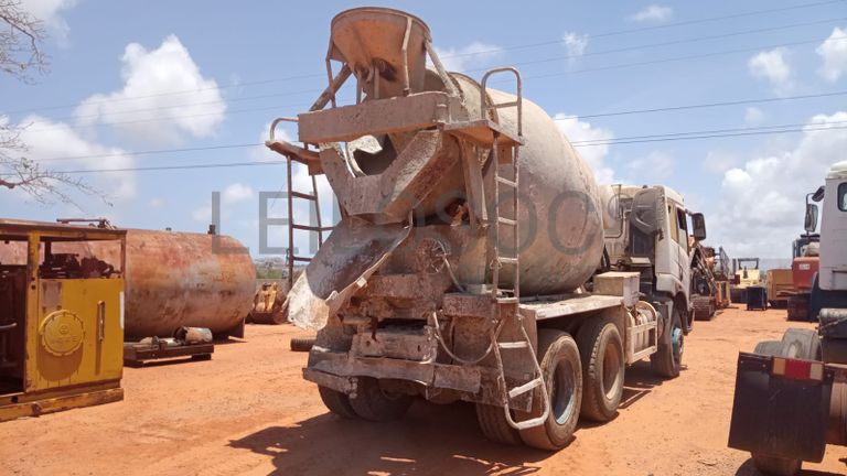 Camião Betoneira marca FAW, JA320