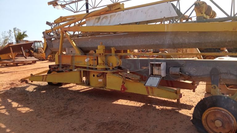 Grua com cargas distribuidas