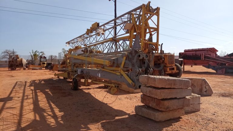 Grua com cargas distribuidas