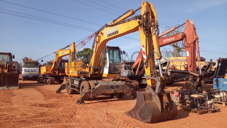 Escavadeira giratória de marca Liebherr