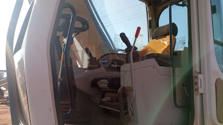 Escavadeira giratória de marca Liebherr