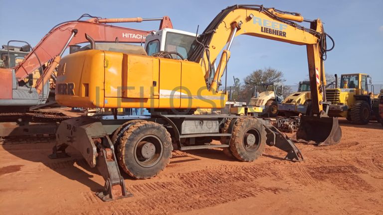 Escavadeira giratória de marca Liebherr