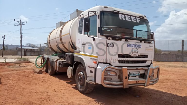 Camião cisterna de tanque de água.