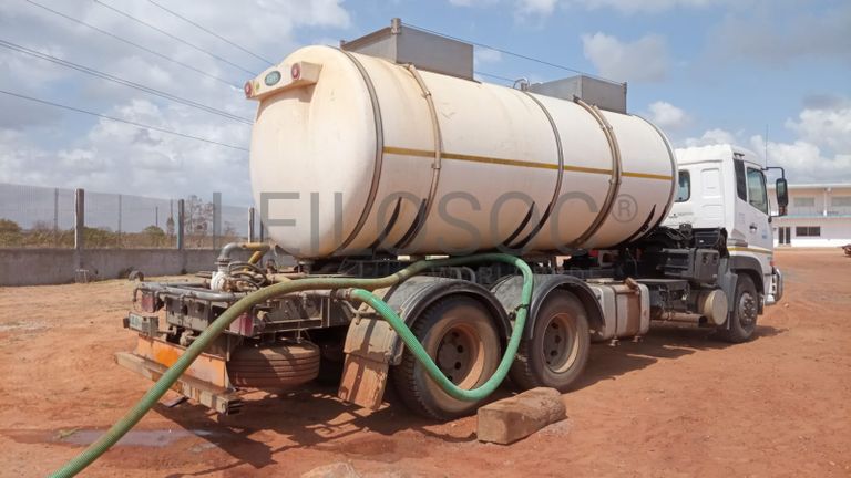 Camião cisterna de tanque de água.