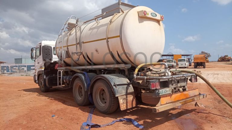 Camião cisterna de tanque de água.