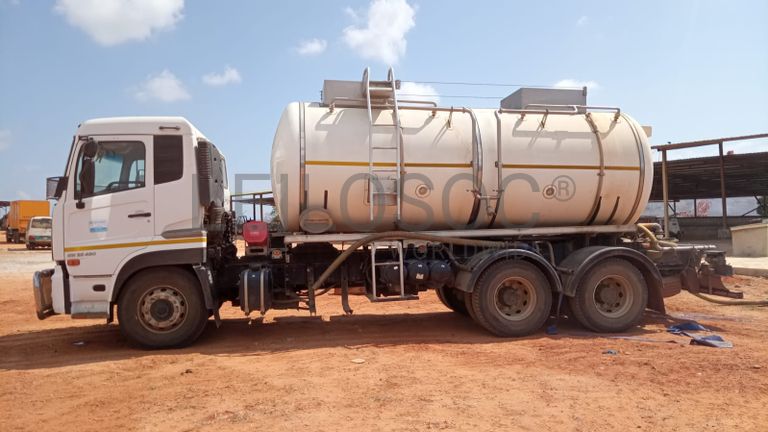 Camião cisterna de tanque de água.