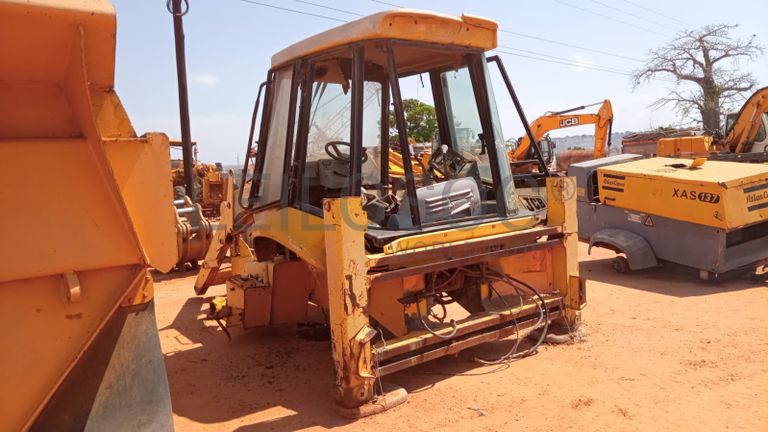 Retroescavadeira JCB