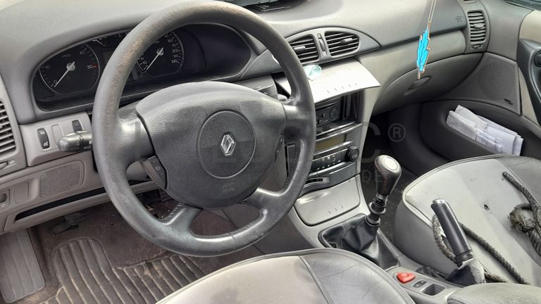 Renault Laguna 1.9 DCI · Ano 2002