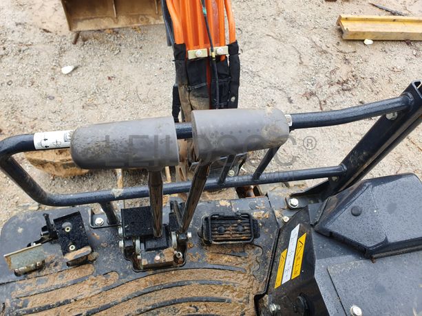 Mini Giratória Rastos Hitachi · Ano 2022