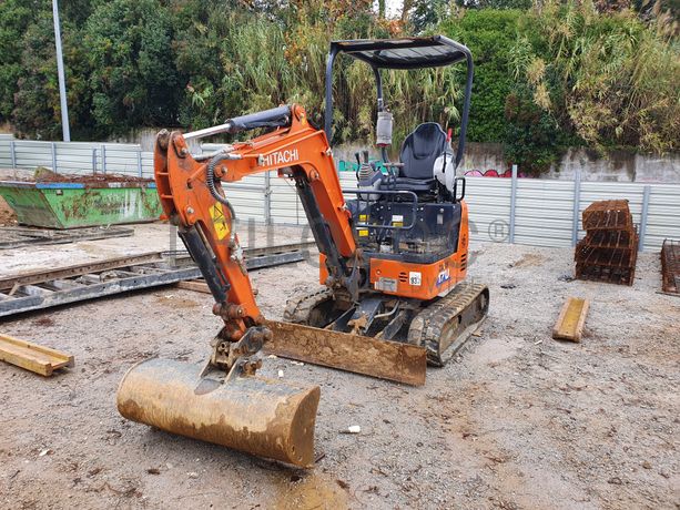 Mini Giratória Rastos Hitachi · Ano 2022