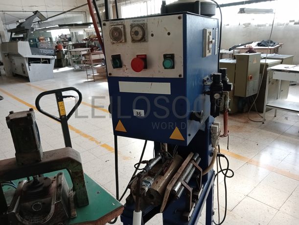 Máquinas de dar cola · Máquina de vergar cortes · Máquina de cardar