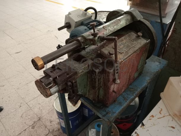 Máquinas de dar cola · Máquina de vergar cortes · Máquina de cardar