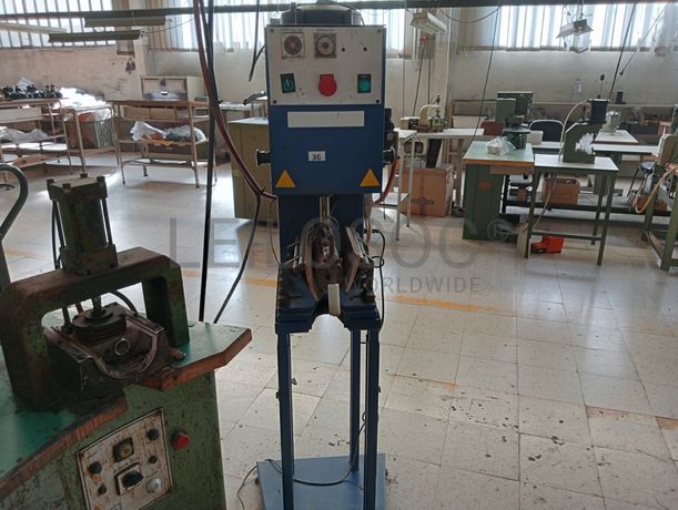 Máquinas de dar cola · Máquina de vergar cortes · Máquina de cardar