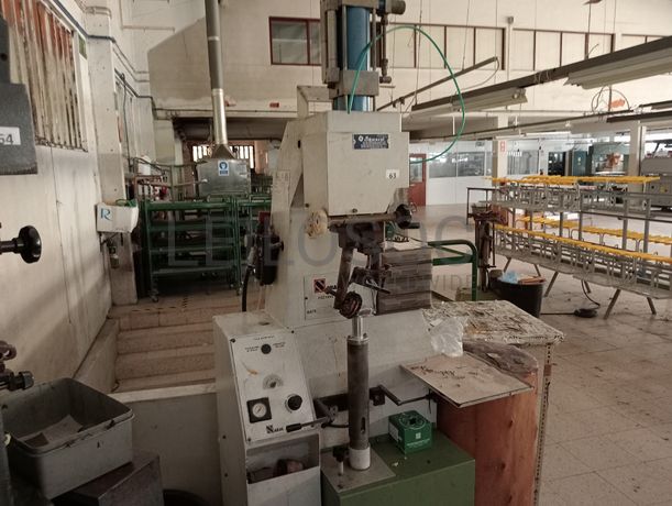 Máquina de meter parafusos · Máquina de pregar saltos