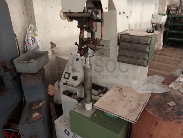 Máquina de meter parafusos · Máquina de pregar saltos