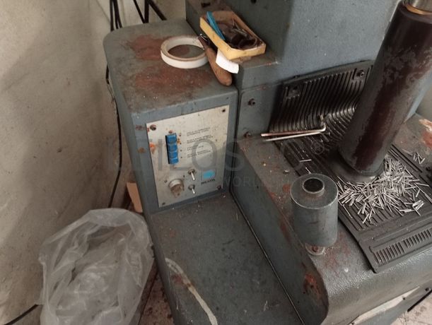 Máquina de meter parafusos · Máquina de pregar saltos