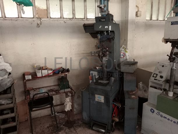 Máquina de meter parafusos · Máquina de pregar saltos