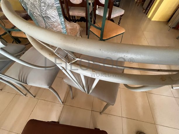 Cadeiras metálicas cinzentas