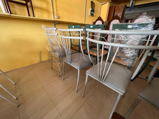 Cadeiras metálicas cinzentas