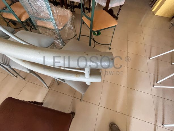 Cadeiras metálicas cinzentas